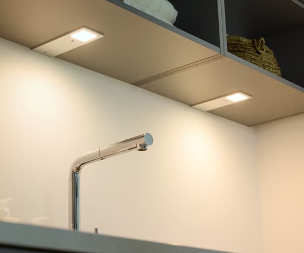 Loevschall Stella kit LED køkkenspots, lys under køkkenskabe til eftermontering, komplet monteringssæt, CRI-værdi 90, børstet overflade i aluminium