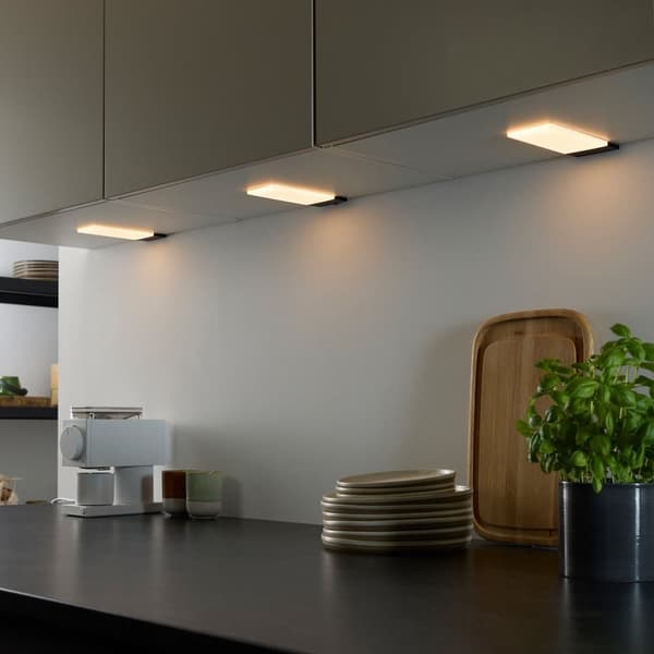 Loevschall Polaris Square, firkantet lampe, lys under køkkenskabe, bevægelsessensor, skjult montering, komplet monteringssæt, CRI-værdi 90+