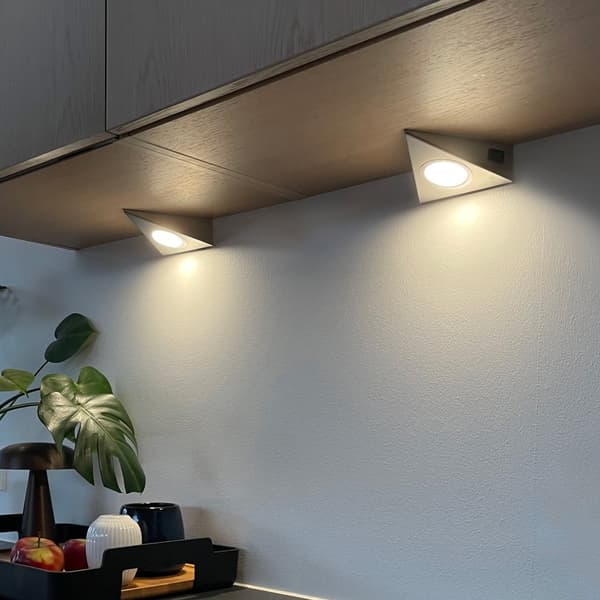 Loevschall Emerald Kit Underskabslys Køkken, trekantet LED-lampe, 3500K hvidt lys, nem installation med integreret kontakt, rustfrit stål, komplet sæt