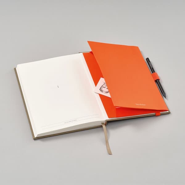 Oppbevaringslomme med elastisk bånd og pennholder - Patch Pocket Orange Semikolon