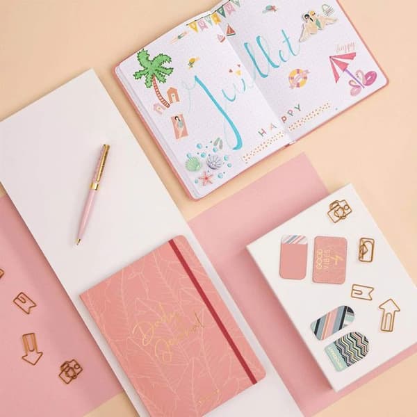 Carnet A5 - Draeger Paris - Elastisk Stängning - FSC® Papper - Förifyllda Sidor - Rosa