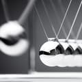 Miniatyrbild 5 av 6: Relaxdays Newton Pendulum, skrivbordsdekoration, fysik, vetenskap och konst, 5 bollar, metall, pendel, silver