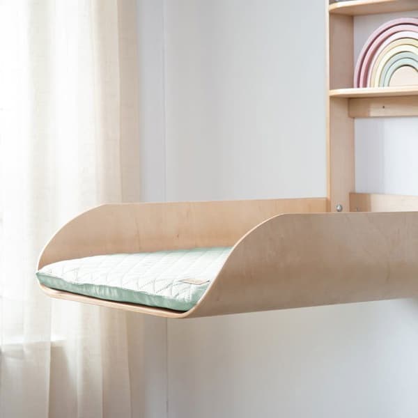 Vægmonteret og foldbart puslebord - ROBA - Naturtræ - Integrerede hylder - Minimalistisk design