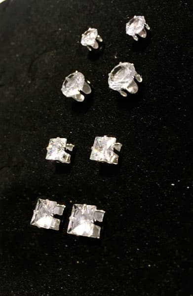 4 par Magnet örhängen med vita stenar (runda och fyrkantiga)