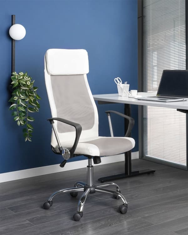 Työtuoli valkoinen keinonahka verhoiltu säädettävä kääntyvä kallistuva ergonominen pyörillä moderni tyyli