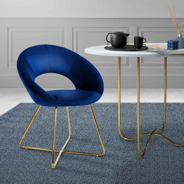 Matstol med runt ryggstöd i blå sammet och gyllene metallben ML-design
