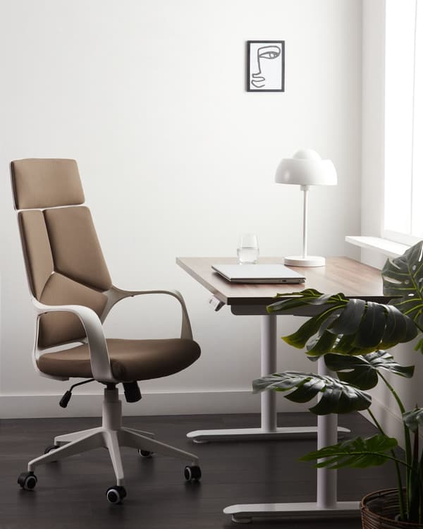 Työtuoli ruskea valkoinen kangasverhoilu korkeussäädettävä pyörillä ergonominen moderni