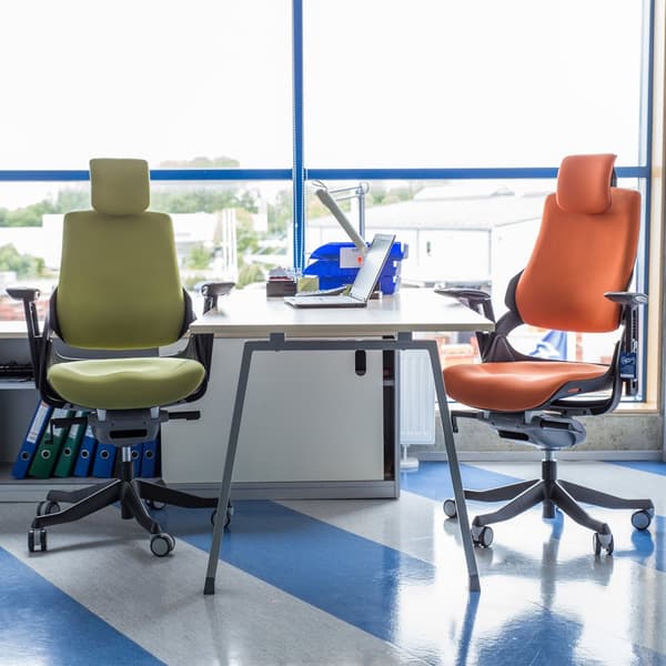 Työtuoli WAU niskatuellinen, tyylikäs, kestävä, ergonominen, monipuoliset säädöt, oranssi / musta