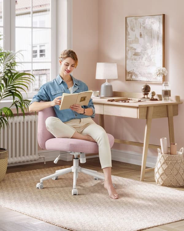 Kontorstol med bred sæde og pastelrosa chassis