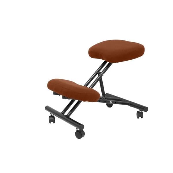 Fast ergonomisk kontorspall, justerbar i olika lägen och på hjul. vadderad sits i brunt BALI-tyg (MED
