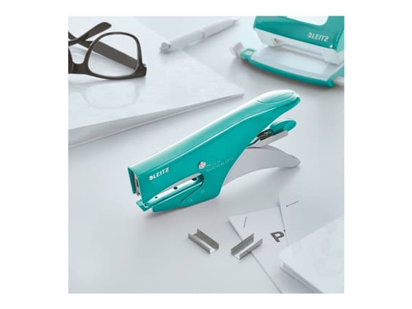 Häftapparat Leitz WOW isblå metallic