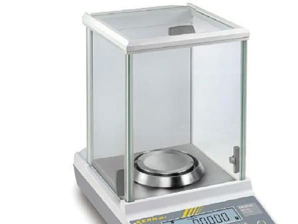 Kern ABS 320-4N Analyyttinen vaaka Punnitusalue 320 g Lukematarkkuus 0,1 g virran avulla Hopea
