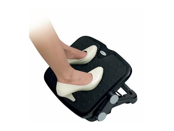 StarTech.com Under Desk Foot Rest - 18in x 14in - Adjustable Height and Angle - Foot Stool - Footrest for Desk - Office Foot Rest (FTRST1) - Fotstøtt