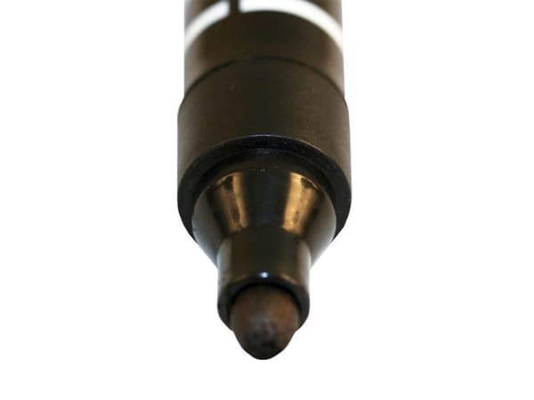 Markeringspenna svart rund spets 2-3 mm. Permanent alkoholbaserad, giftfri penna för märkning av alla typer av ytor. Hölje i ABS-plast.