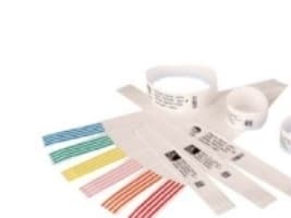 Zebra Z-Band Direct - Polypropylen (PP) - permanent akryl-adhesiv - perforert - 6 mille - hvit, svart registreringsmerke - 25.4 x 177.8 mm 2100 stk (