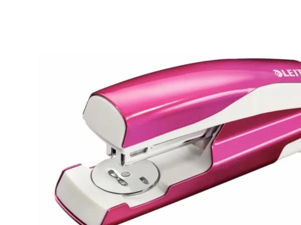 Leitz WOW 5502 - Stiftemaskin - 30 ark / 3 mm - 24/6, 26/6 - plast, metall - metallisk rosa