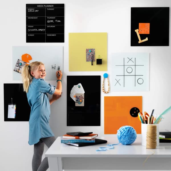 Magnetisk NAGA ugetavle i glas 45x45 cm sort - engelsk tekst