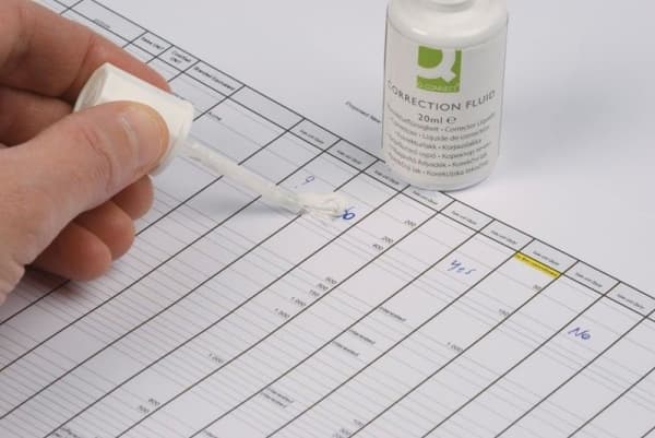 Q-CONNECT Nestemäinen peitevoide siveltimellä, 20ml