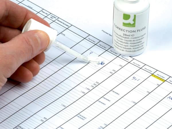 Q-CONNECT Nestemäinen peitevoide siveltimellä, 20ml