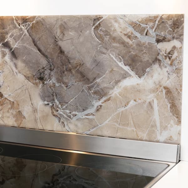 Magnetisk NAGA stænkplade 100x50 cm - glas med metal bagplade - beige marmor
