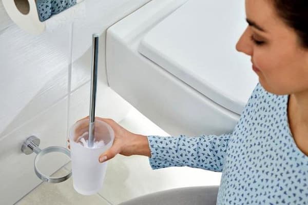 Tesa® Smooz wc-harjasetti, kromattu metalli, itseliimautuva, itseliimautuva asennustekniikka