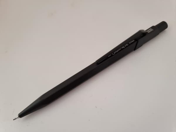 CARAN D'ACHE mekanisk penna 844 Black Code, 0,7 mm, svart hexagonalt aluminiumskaft, mattsvart förkromad, - 1 st (844.496)