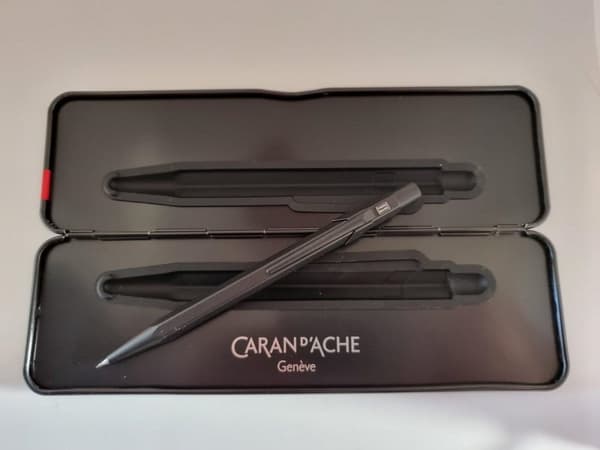 CARAN D'ACHE mekanisk penna 844 Black Code, 0,7 mm, svart hexagonalt aluminiumskaft, mattsvart förkromad, - 1 st (844.496)