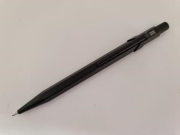 CARAN D'ACHE mekanisk penna 844 Black Code, 0,7 mm, svart hexagonalt aluminiumskaft, mattsvart förkromad, - 1 st (844.496)