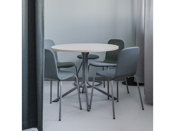 Bord Atlas 1133 Ø900x900mm, Hvidpigmenteret eg med azurblåt understel