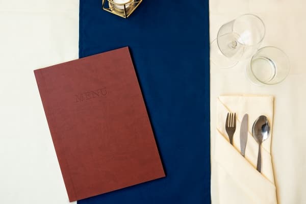 Klassinen A4 MENU kova kansi, selkämys puristimella, ruskea