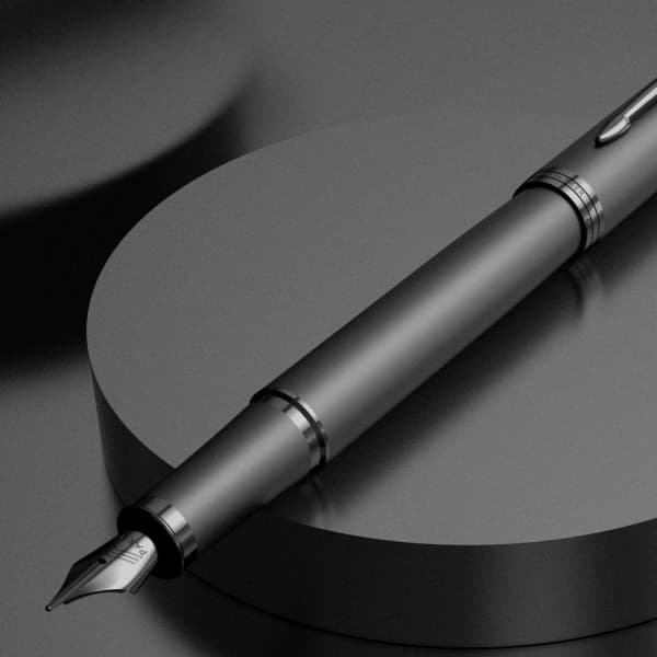 Parker IM Monochrome Titanium -pennan, medium spets, blå bläck