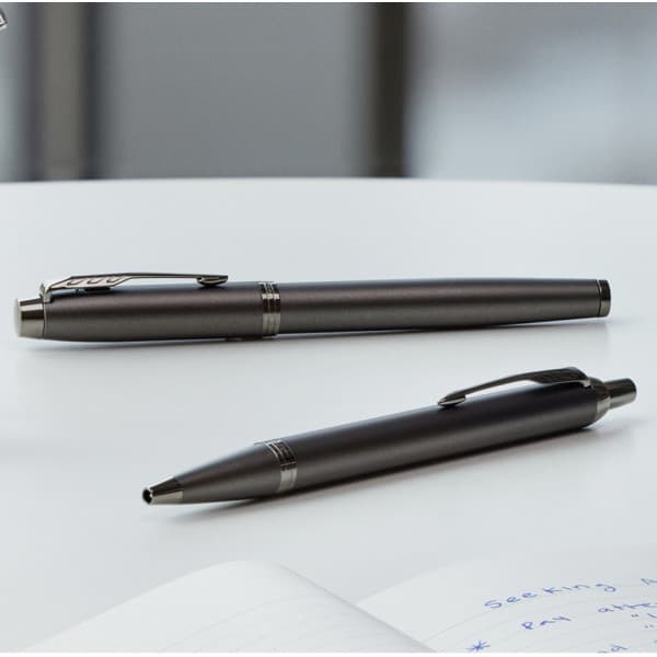 Parker IM Monochrome Titanium -pennan, medium spets, blå bläck