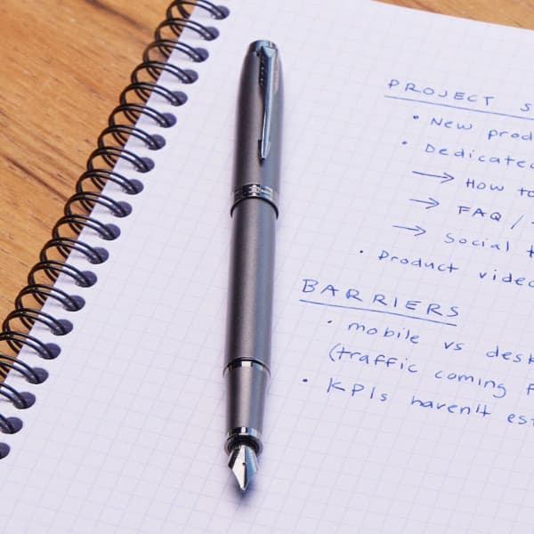 Parker IM Monochrome Titanium -pennan, medium spets, blå bläck