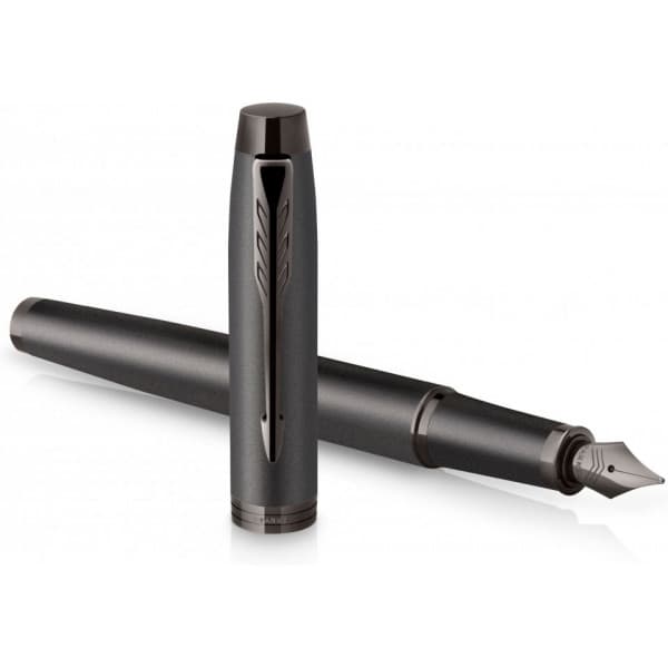 Parker IM Monochrome Titanium -pennan, medium spets, blå bläck