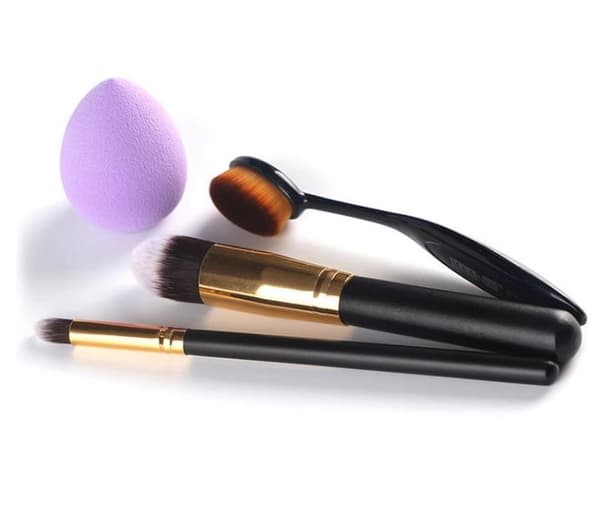 Borstset med 1 beautyblender samt 3 borstar