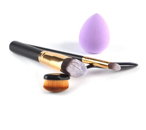 Borstset med 1 beautyblender samt 3 borstar