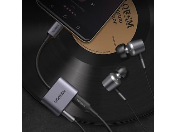 Ugreen - USB-C til hodetelefonjakk / ladeadapter - 24 pin USB-C hann til 24 pin USB-C, 3,5 mm telefonjakk hunn - USB Power Delivery (30 W)