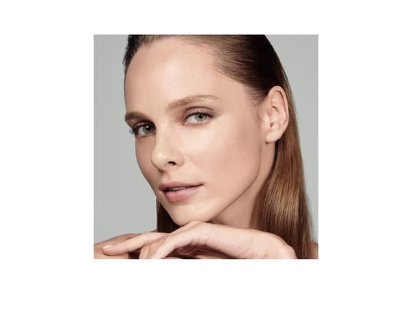 Estée Lauder Futurist Hydra Rescue Moisturizing Makeup SPF 45 1W2 Sand
