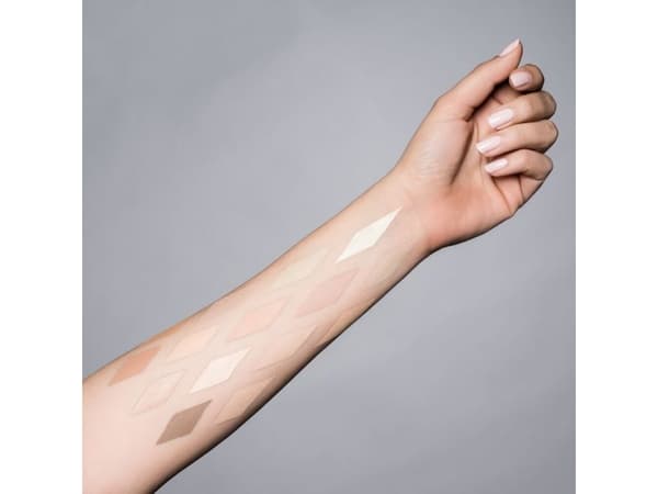 ARTDECO 492.21, PARAFFINUM LIQUIDUM (MINERALOLJA), PARAFFIN, HYDROGENERAD POLYISOBUTEN, OCTYLDODECANOL,..., Efter att ha återfuktat ansiktet, använd