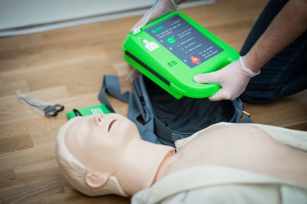 AED7000 defibrillaattori