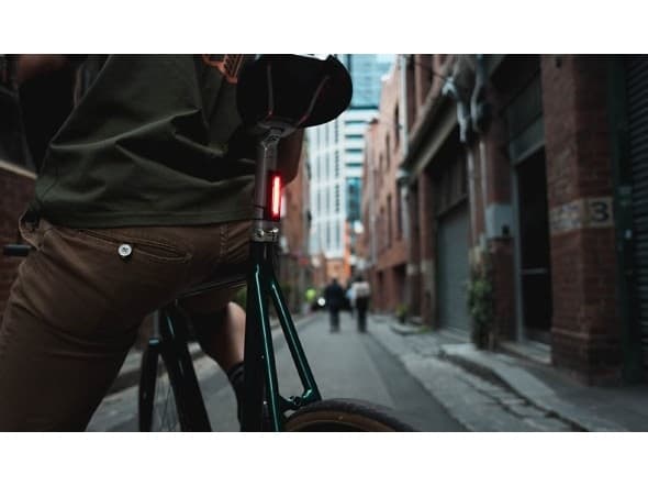 Knog 12142, Lommelyktsmontering til sykkel, Vanntett, IP67, Innebygd batteri, Sort, Rød