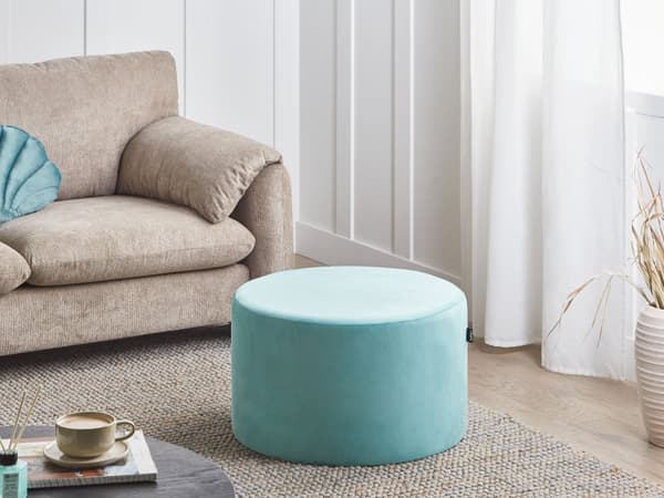 Rund ottoman i mintgrønn fløyel Pouffe Fotskammel Glam