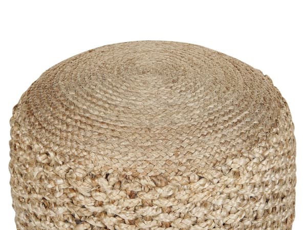 Beige rundstrikket puf i jute 50 x 35 cm flettet fodskammel i boho-stil til stuen