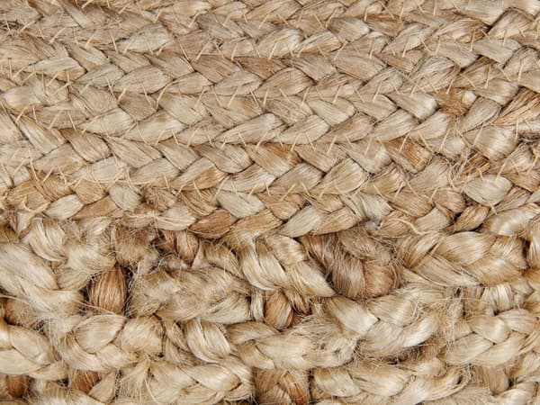 Beige rundstrikket puf i jute 50 x 35 cm flettet fodskammel i boho-stil til stuen