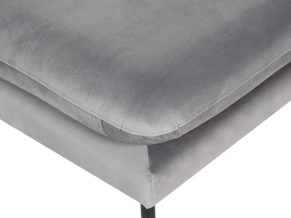 Puff i grått stoff med putetopp Firkantet fotskammel Metallben Glamourstil