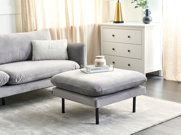 Puff i grått stoff med putetopp Firkantet fotskammel Metallben Glamourstil