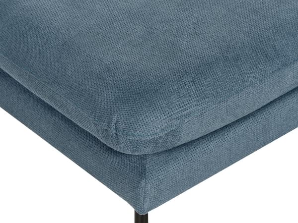 Puff i blått stoff med pute på toppen Firkantet fotskammel Metallben Glamourstil