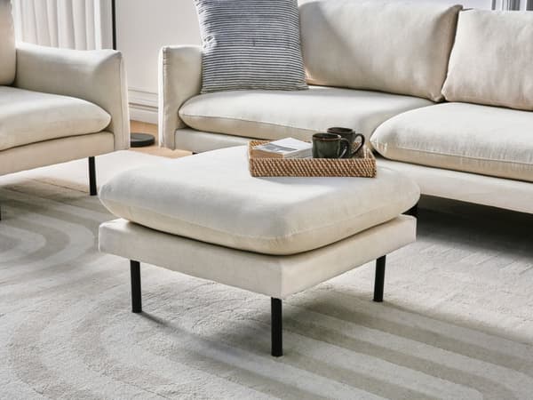 Rahi vaalea beige 70 x 70 cm kangasverhoilu alumiinijalat pehmuste neliö moderni retro