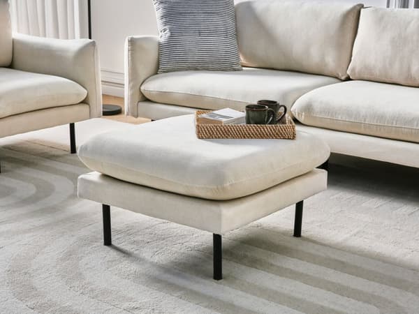Puff i lys beige stoff med putetopp Firkantet fotskammel Metallben Glamour Style