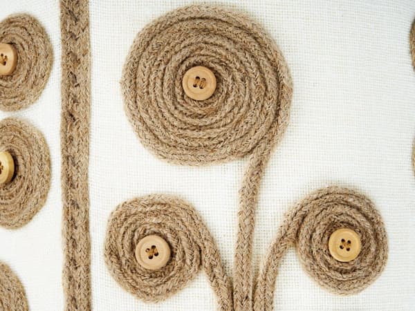 Hvid puf med beige jutefyld lavet af polystyrenkugler EPS ⌀ 40 cm ottoman fodskammel stue boho stil